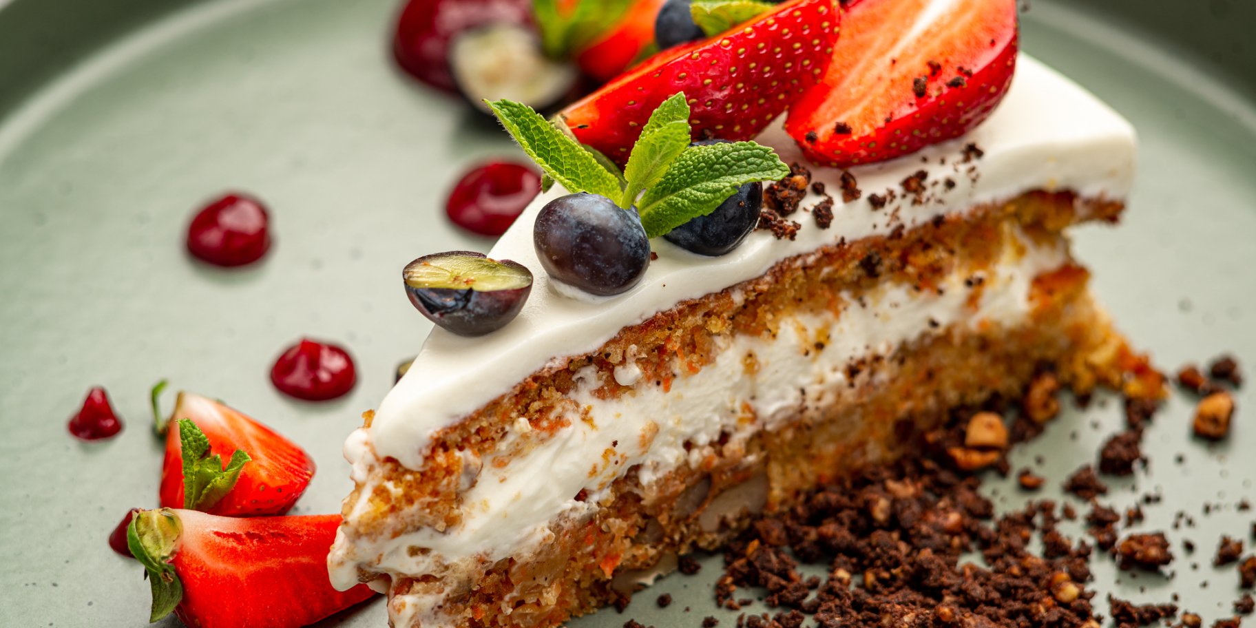 Морквяний торт з сирним кремом і ягодами