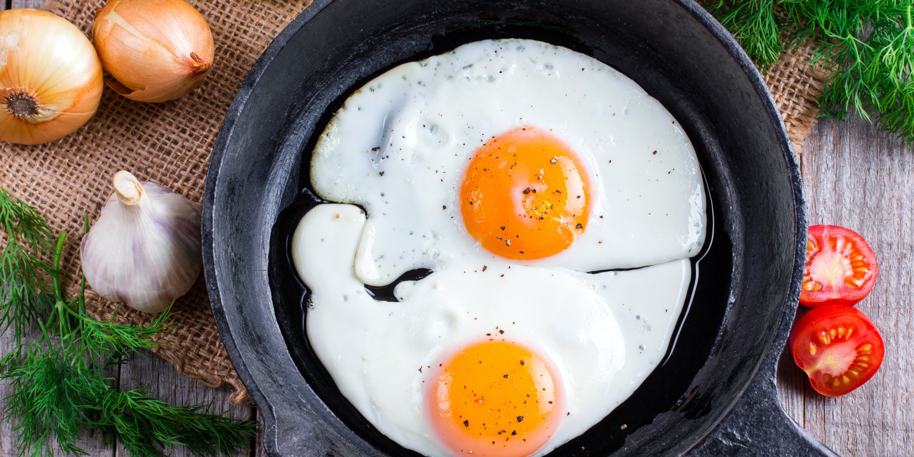 Смажені яйця з часником