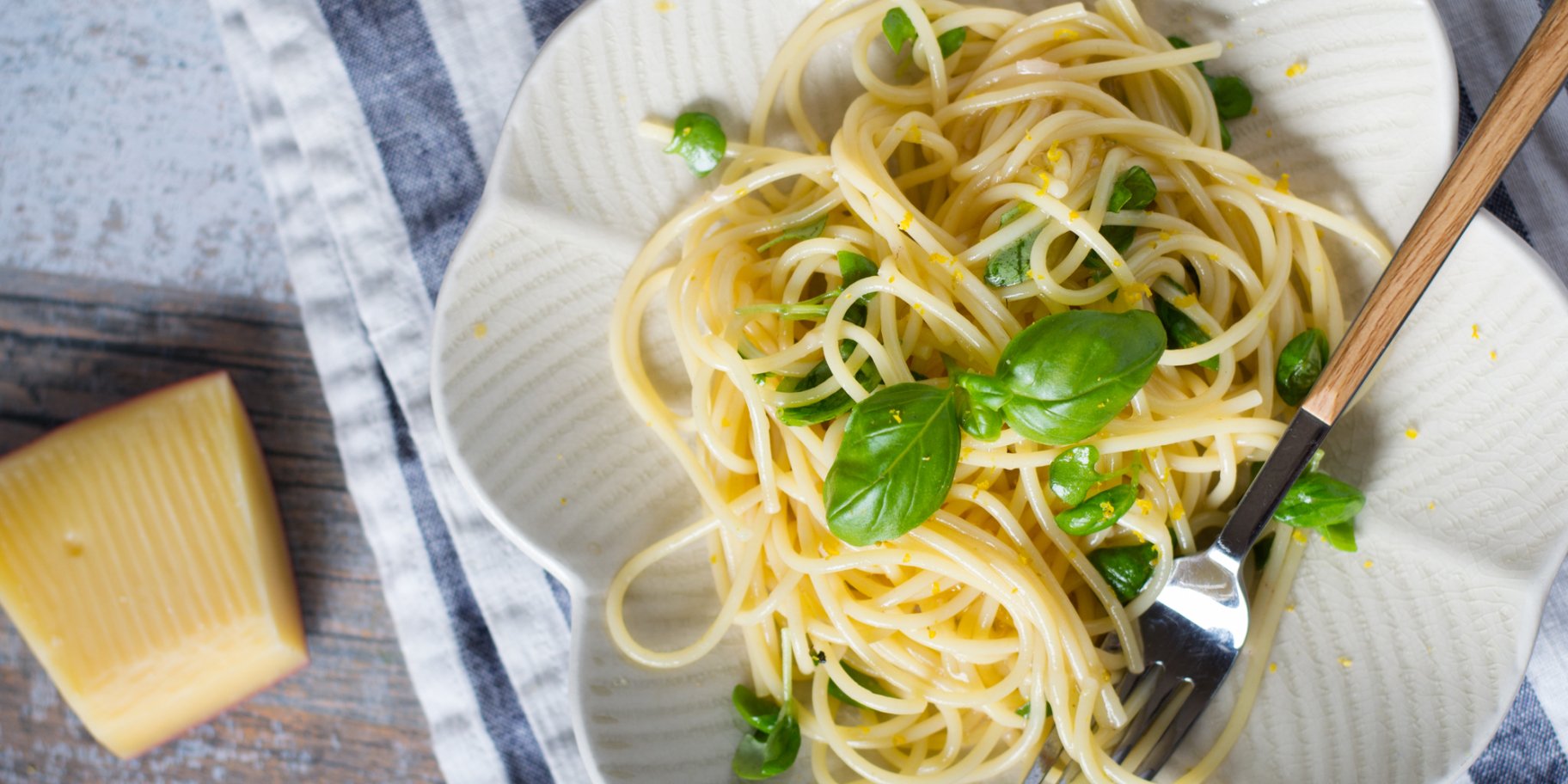Паста з лимонним соком, сиром і зеленню
