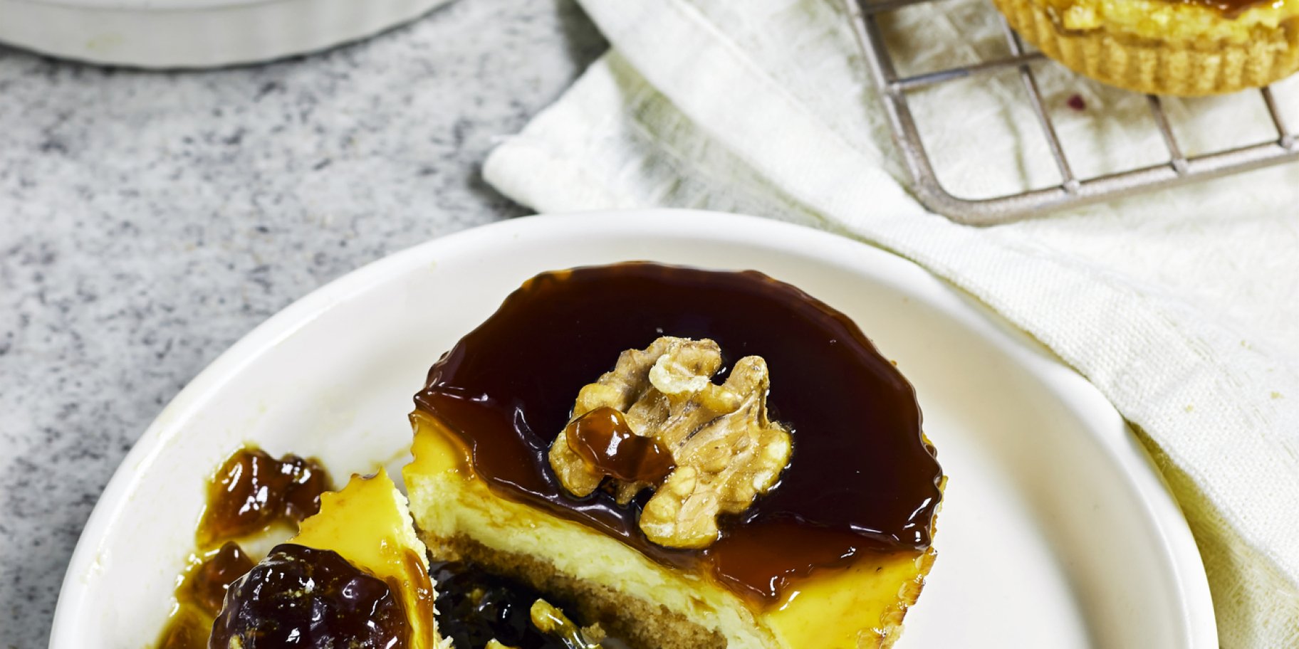 Пирожные с карамелью на тарелке— рецепт