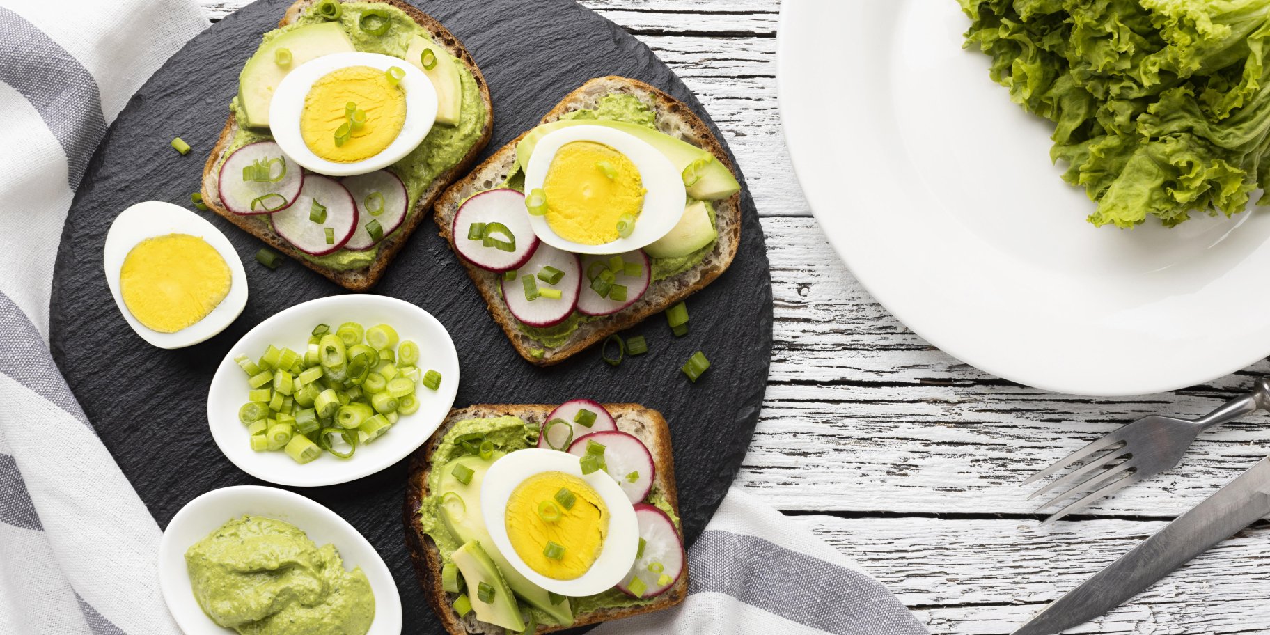 Тости з авокадо і яйцем