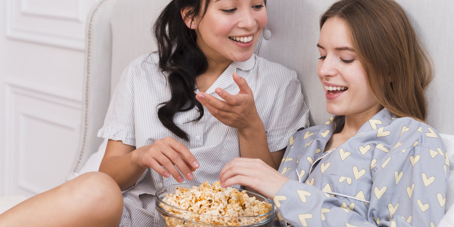 Подружки їдять попкорн