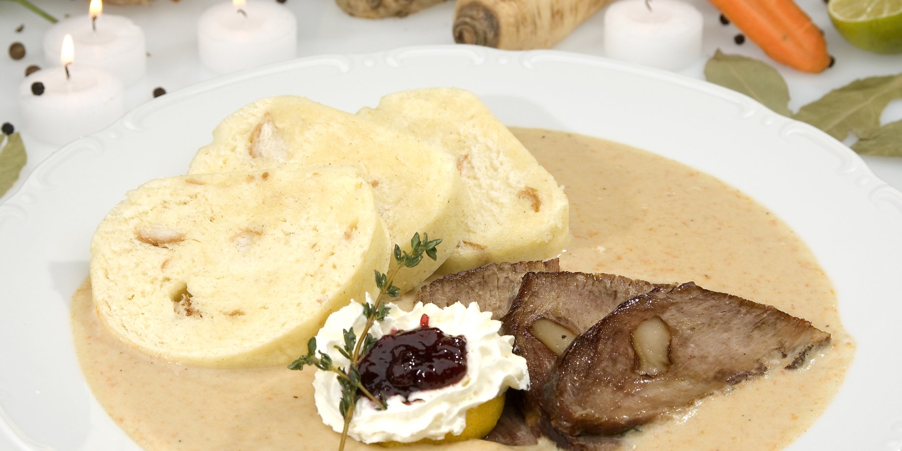 Яловичина з хлібними кнедлями в соусі