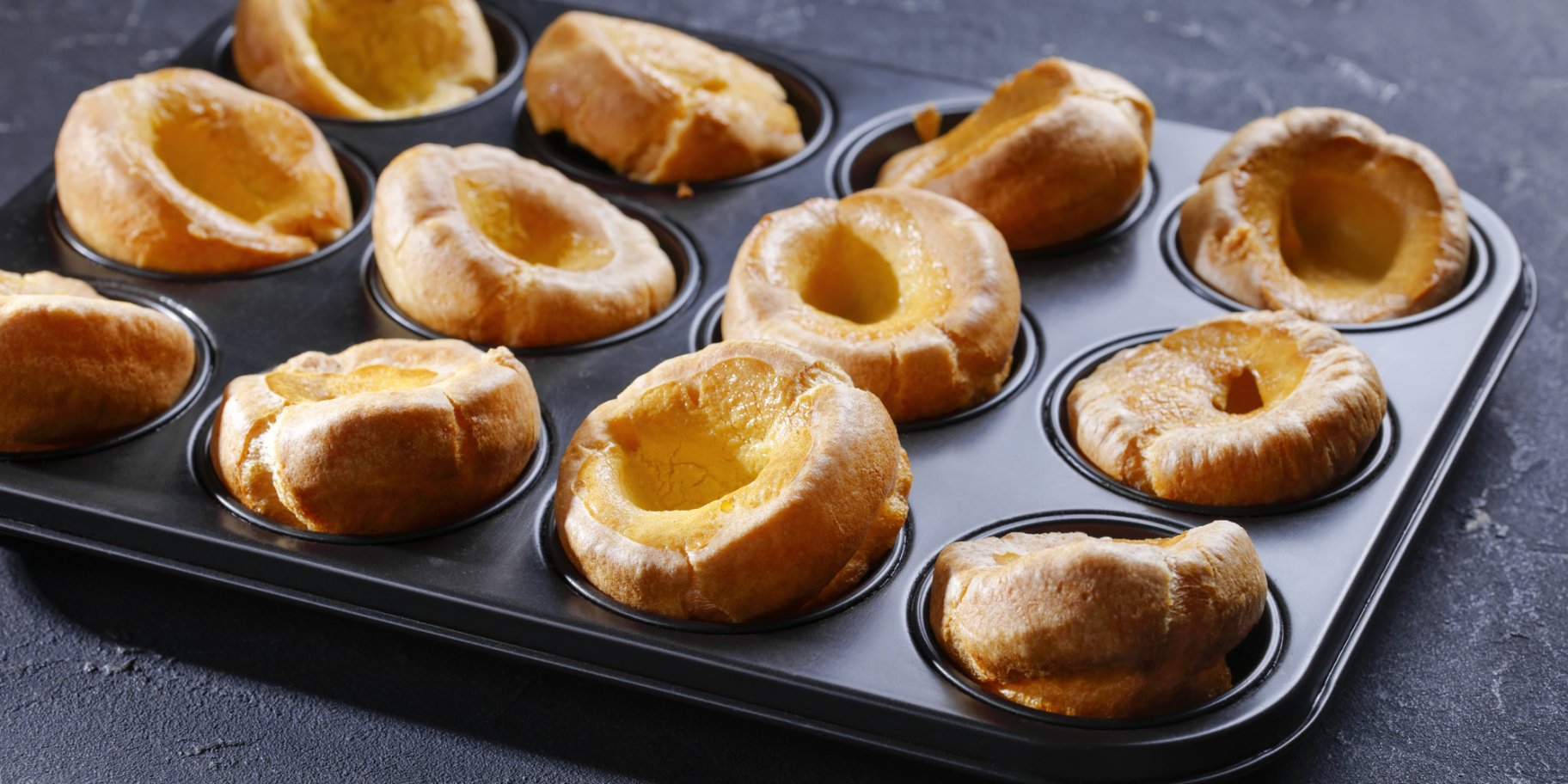 Йоркширські пудинги з цибулевим соусом