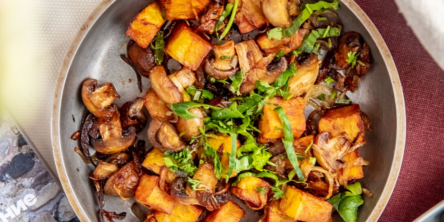 Жареный картофель с грибами и зеленью