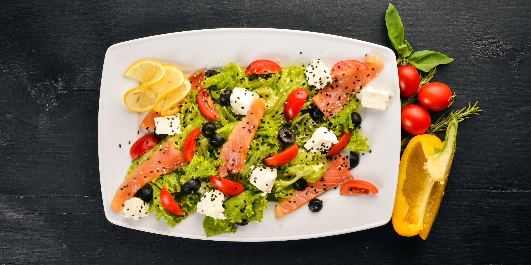 Салат із червоною рибою та моцарелою