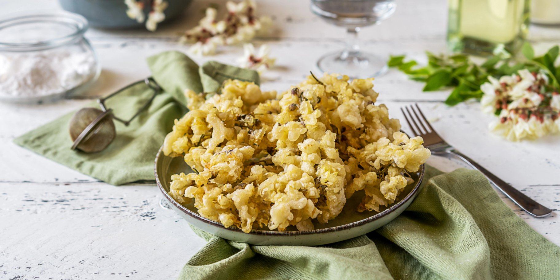 Квіти акації в клярі