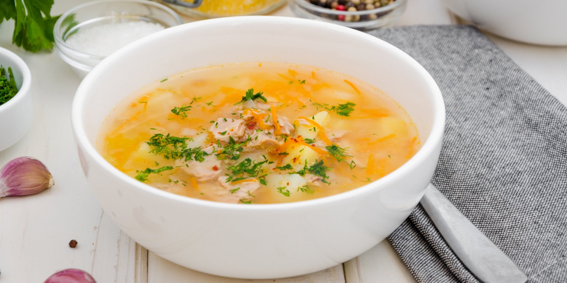 Суп з консервованим тунцем на столі