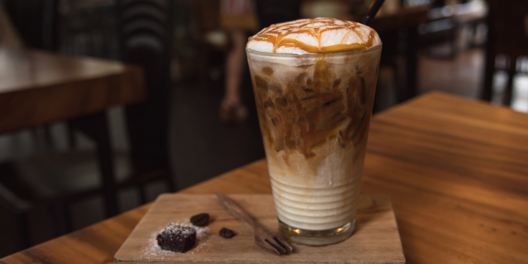 Кава з молоком і карамеллю