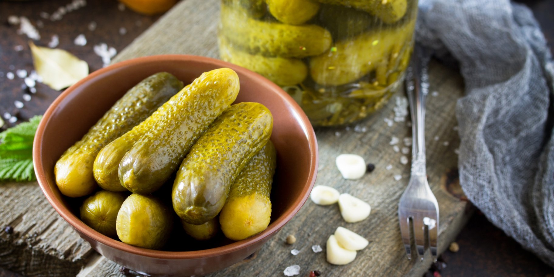 Хрустящие и с интересным привкусом: соленые огурцы с тархуном