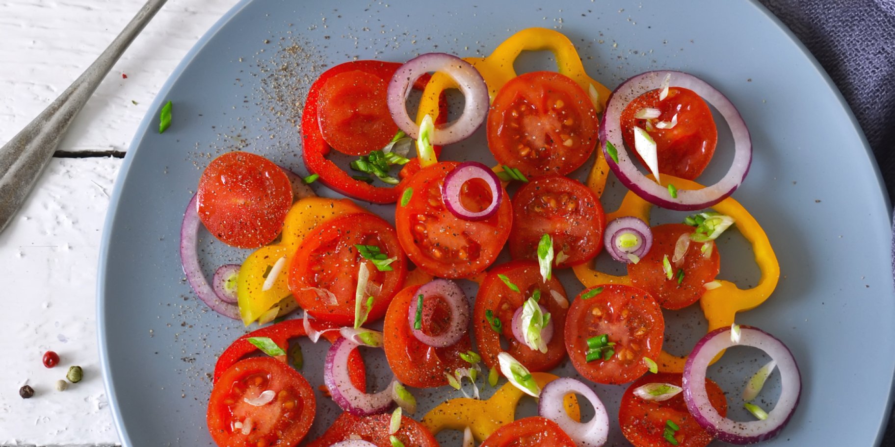 Салат з помідорами, перцем і гранатами