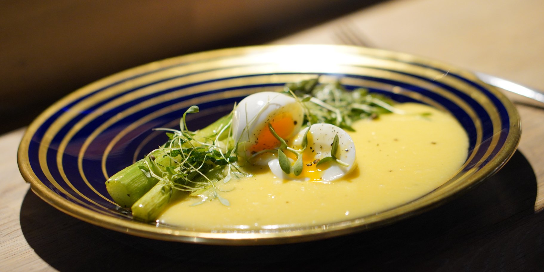 Спаржа з голандським соусом і яйцем