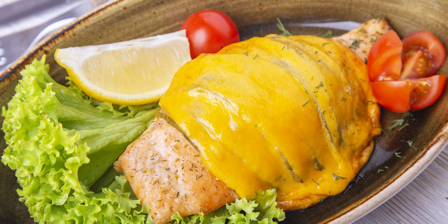 Лосось с томатами под творогом