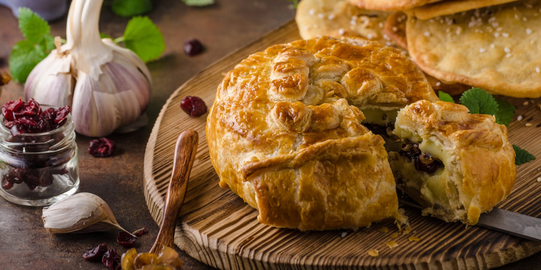 Листкове тісто з начинкою із брі