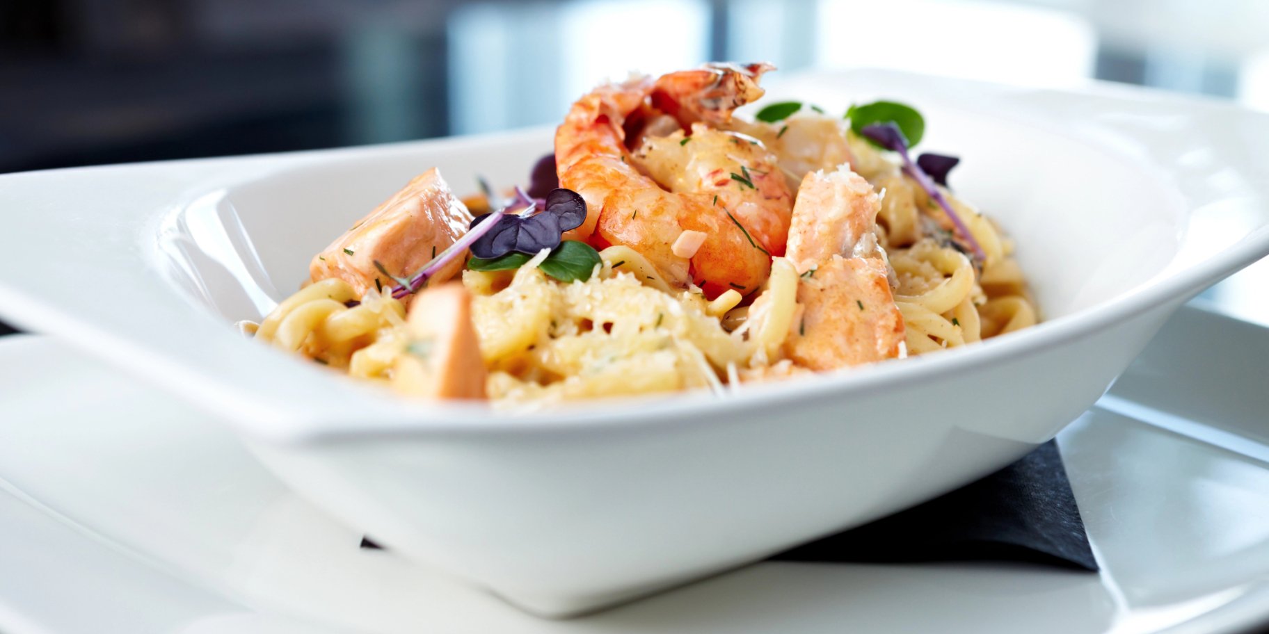 Спагеті з креветками й мідіями