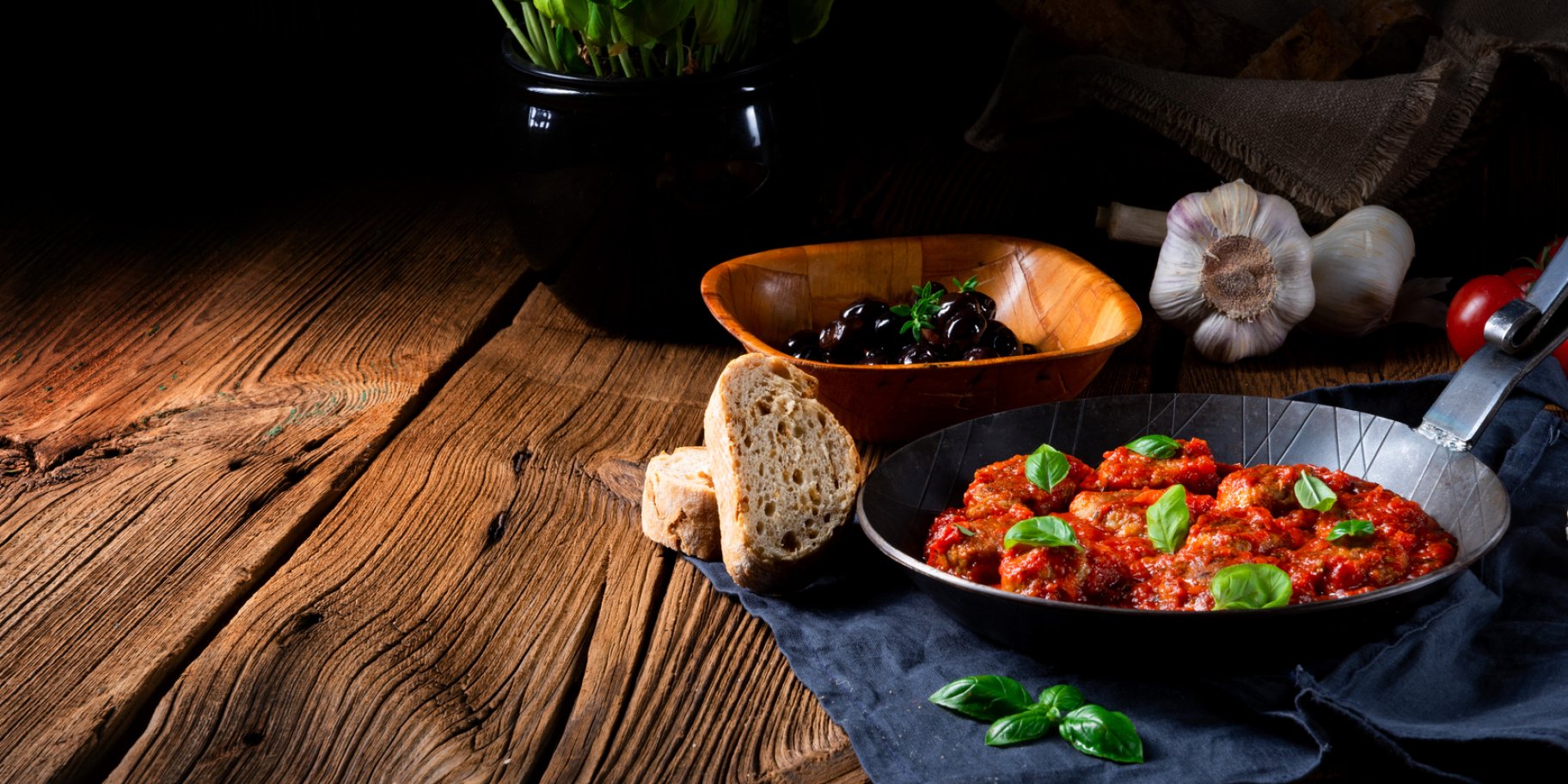 Свинина в томатному соусі на сковороді