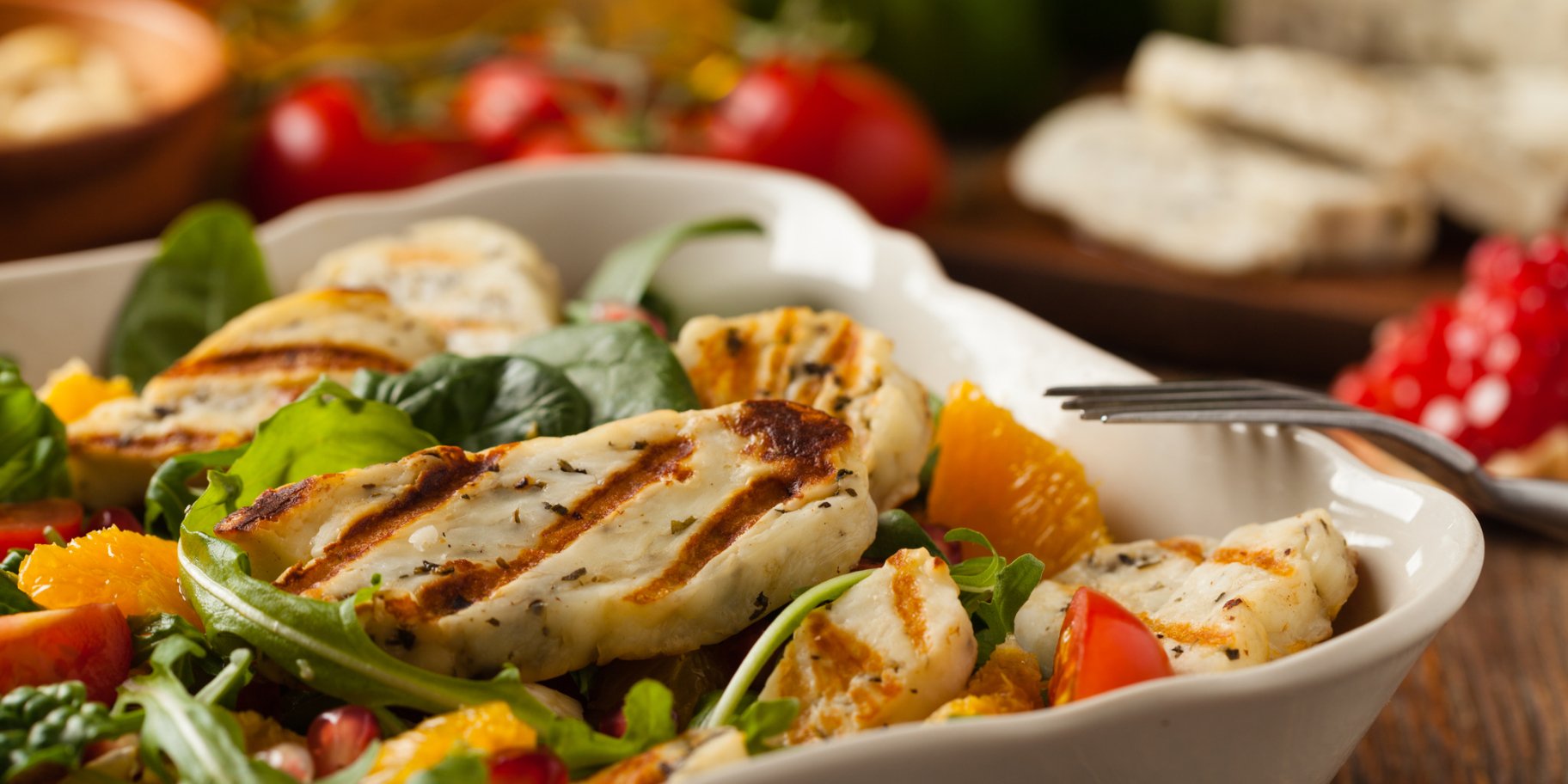 Салат з халумі, руколою і апельсином