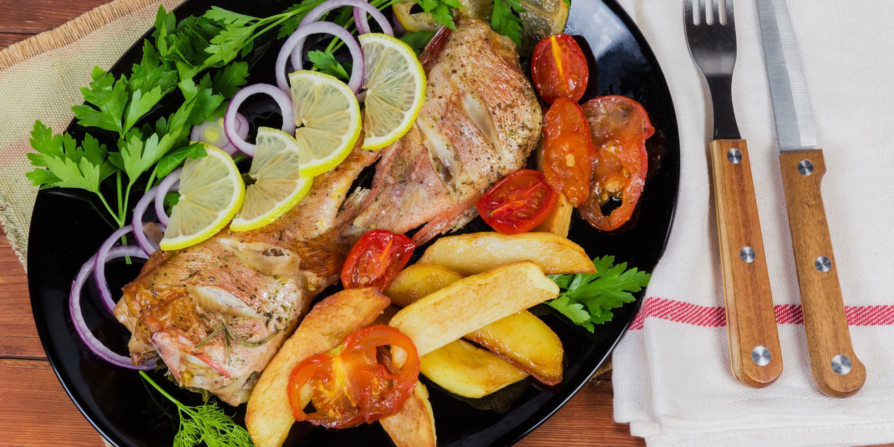 Запечений окунь з помідорами та картоплею