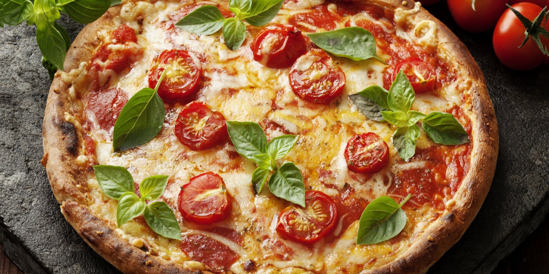 Піца з беконом і томатами