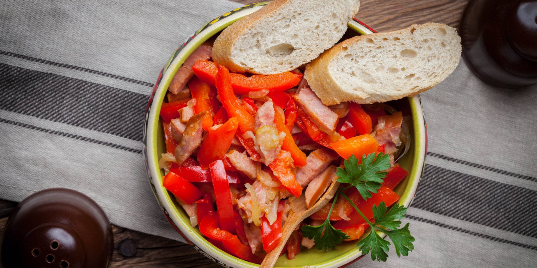 Запечені сосиски з овочами