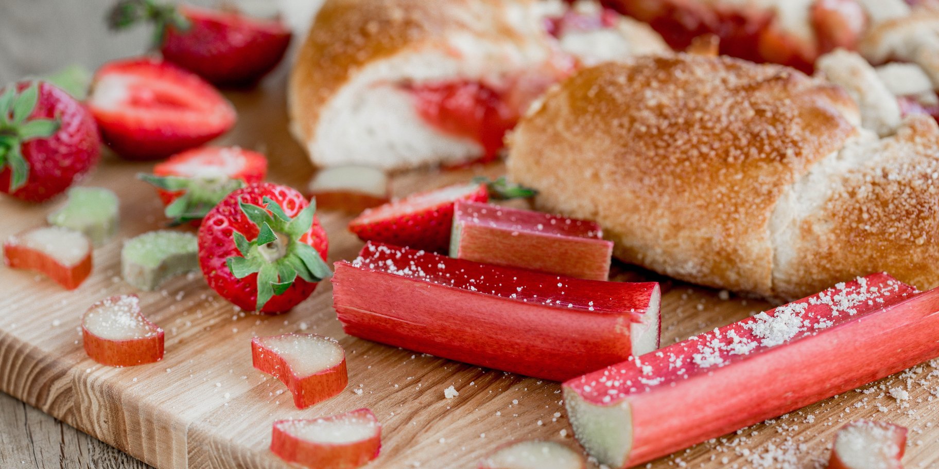 Випічка з ревенем і полуницею