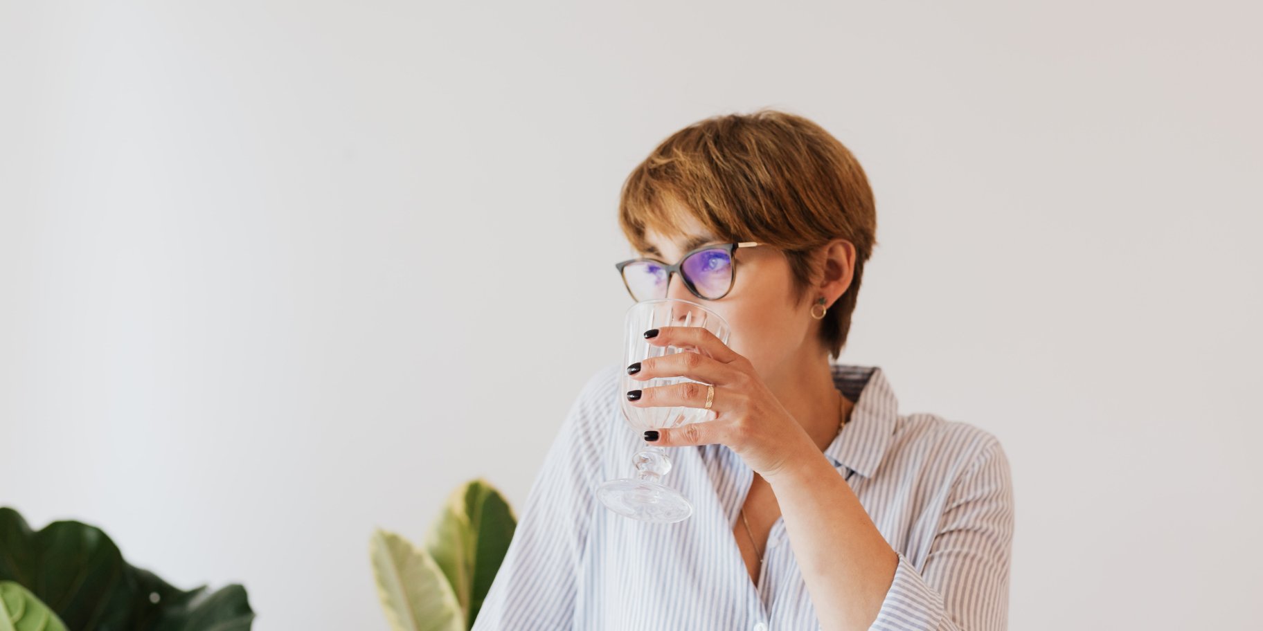 Женщина, держащая стакан воды