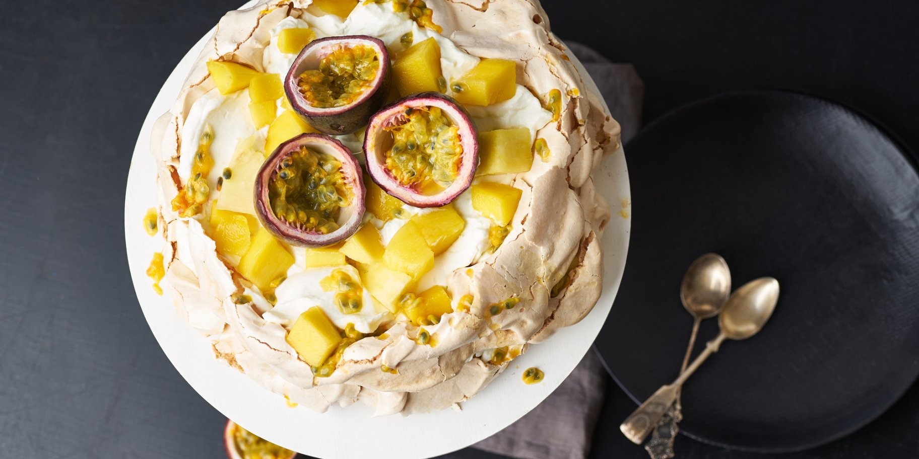 десерт Павлова с маракуей и ананасом