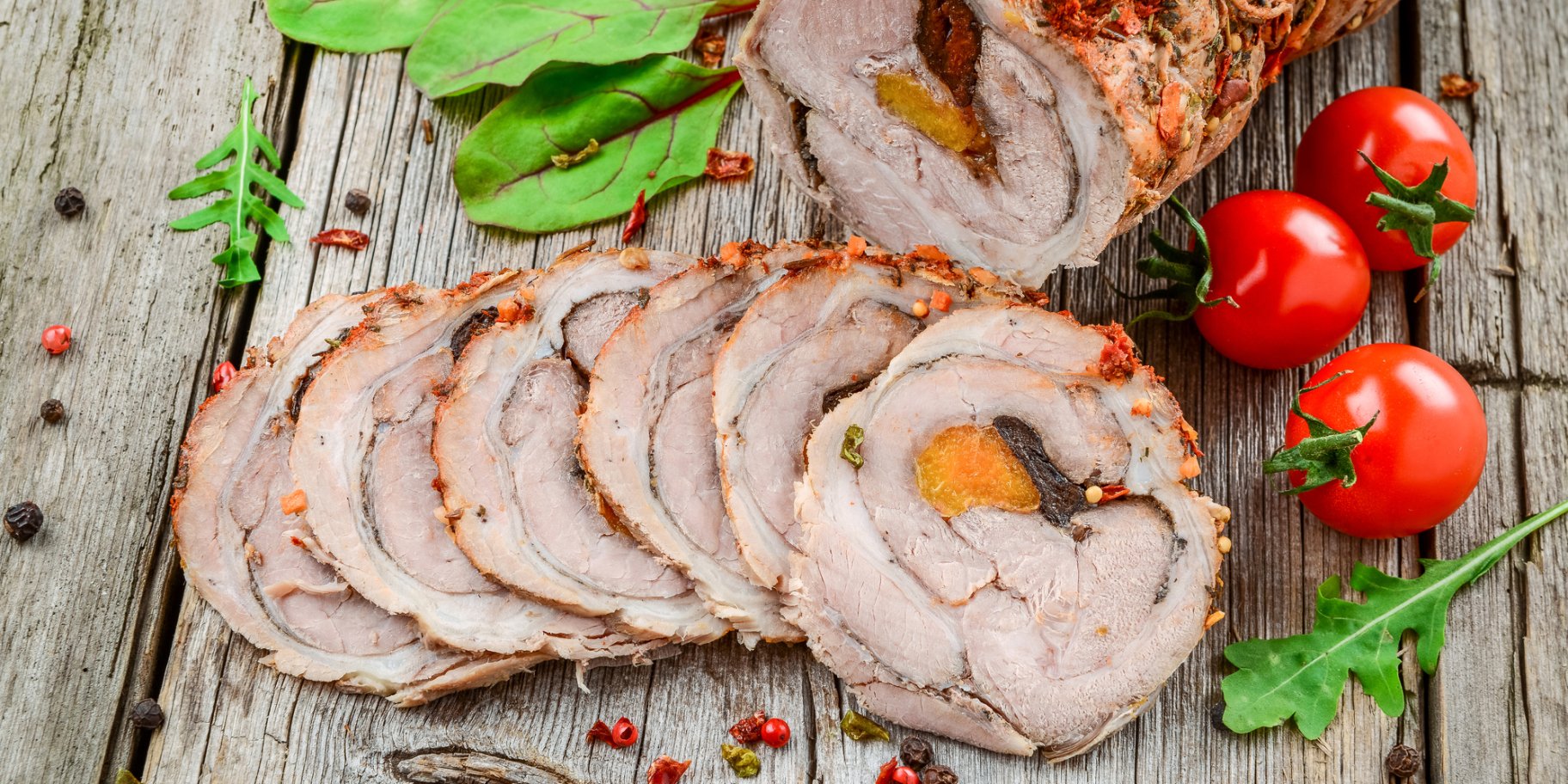 Свинячий рулет з курагою і чорносливом