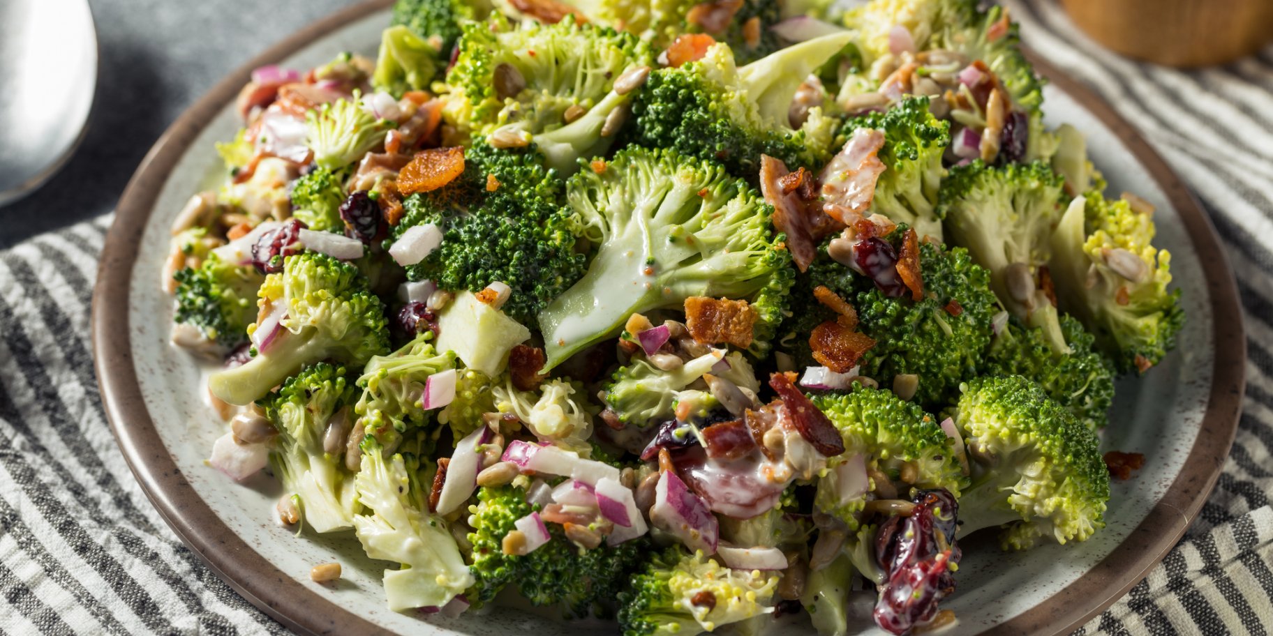 Салат з броколі та беконом