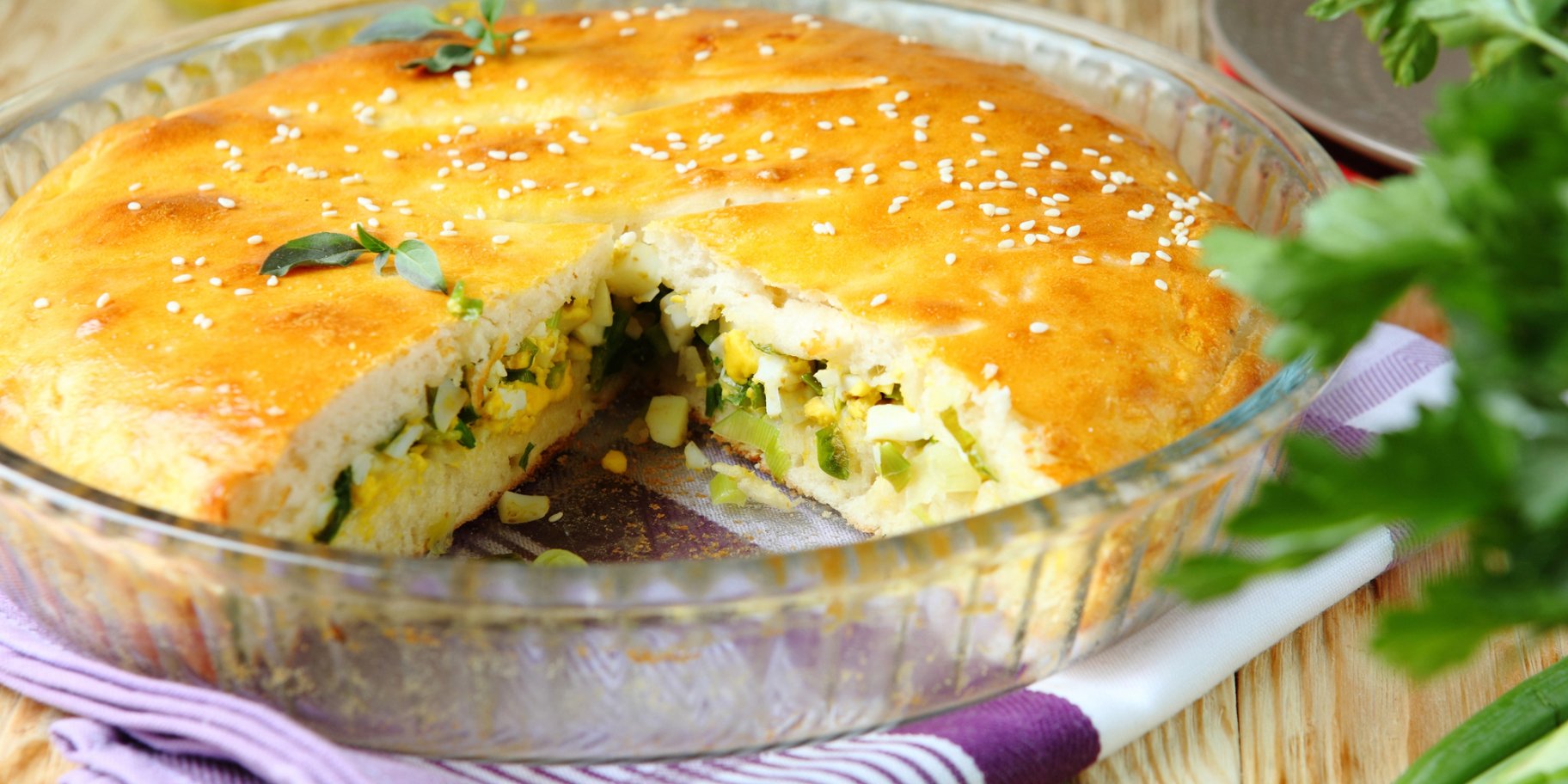Заливний пиріг з яйцями та зеленою цибулею