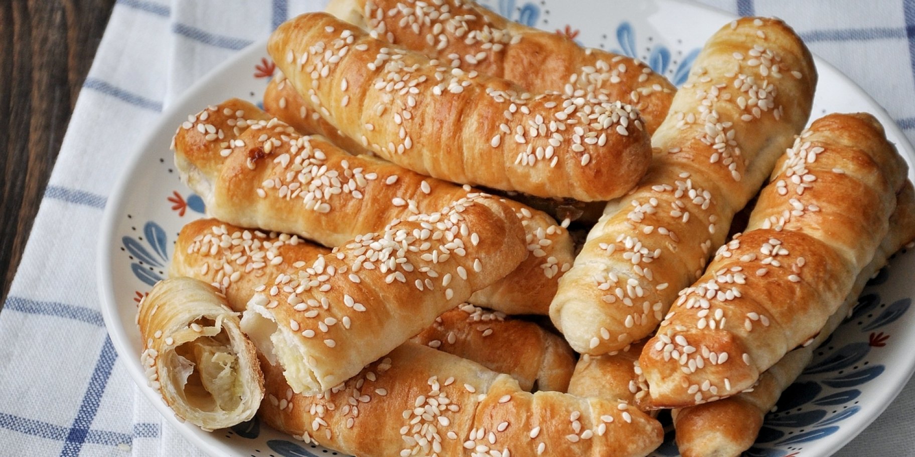 Крабовые палочки в слоеном тесте