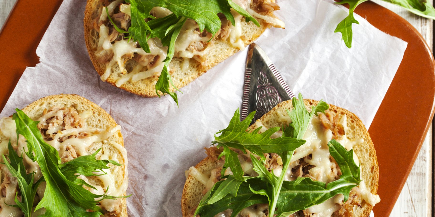 Брускета з тунцем і сиром