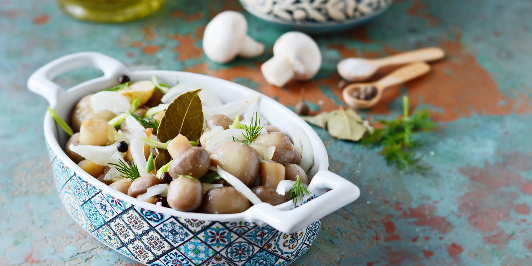 Мариновані печериці з цибулею