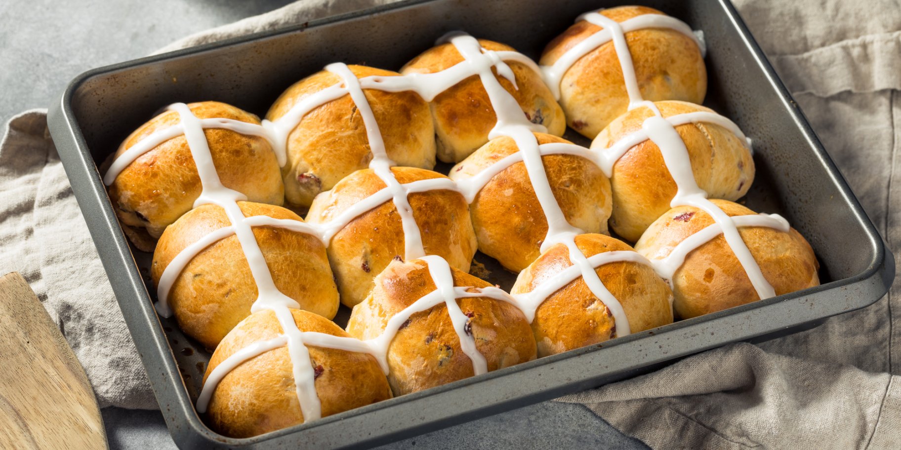 Пасхальные пышные булочки с крестом из глазури