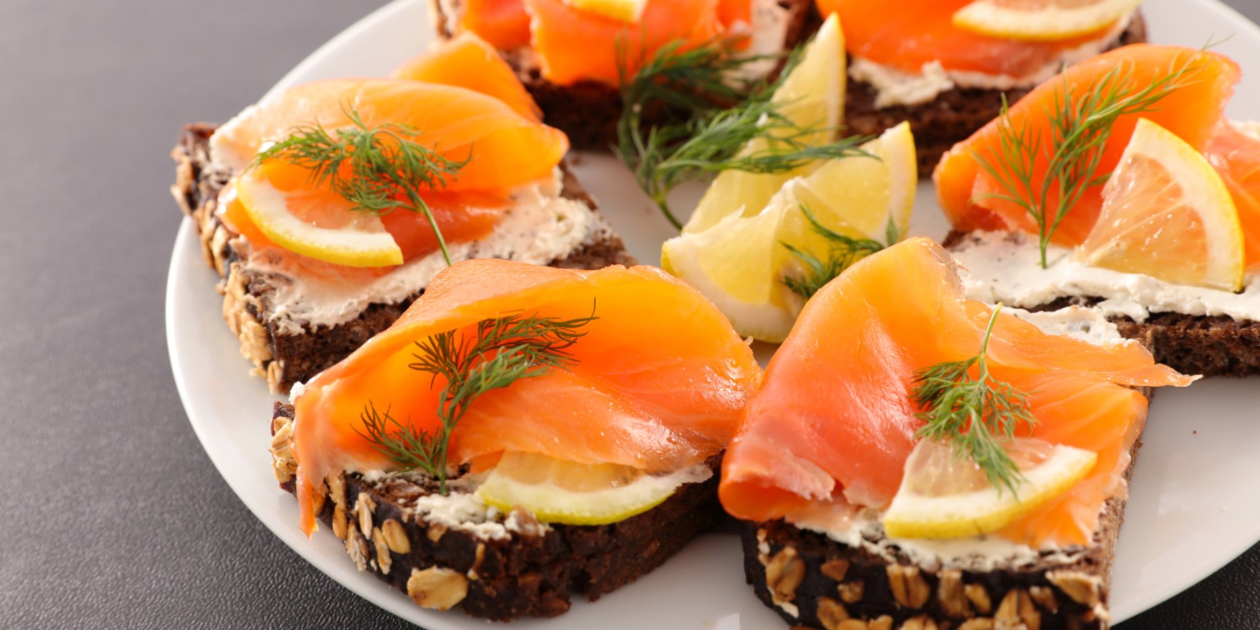 оформлення бутербродів з червоною рибою