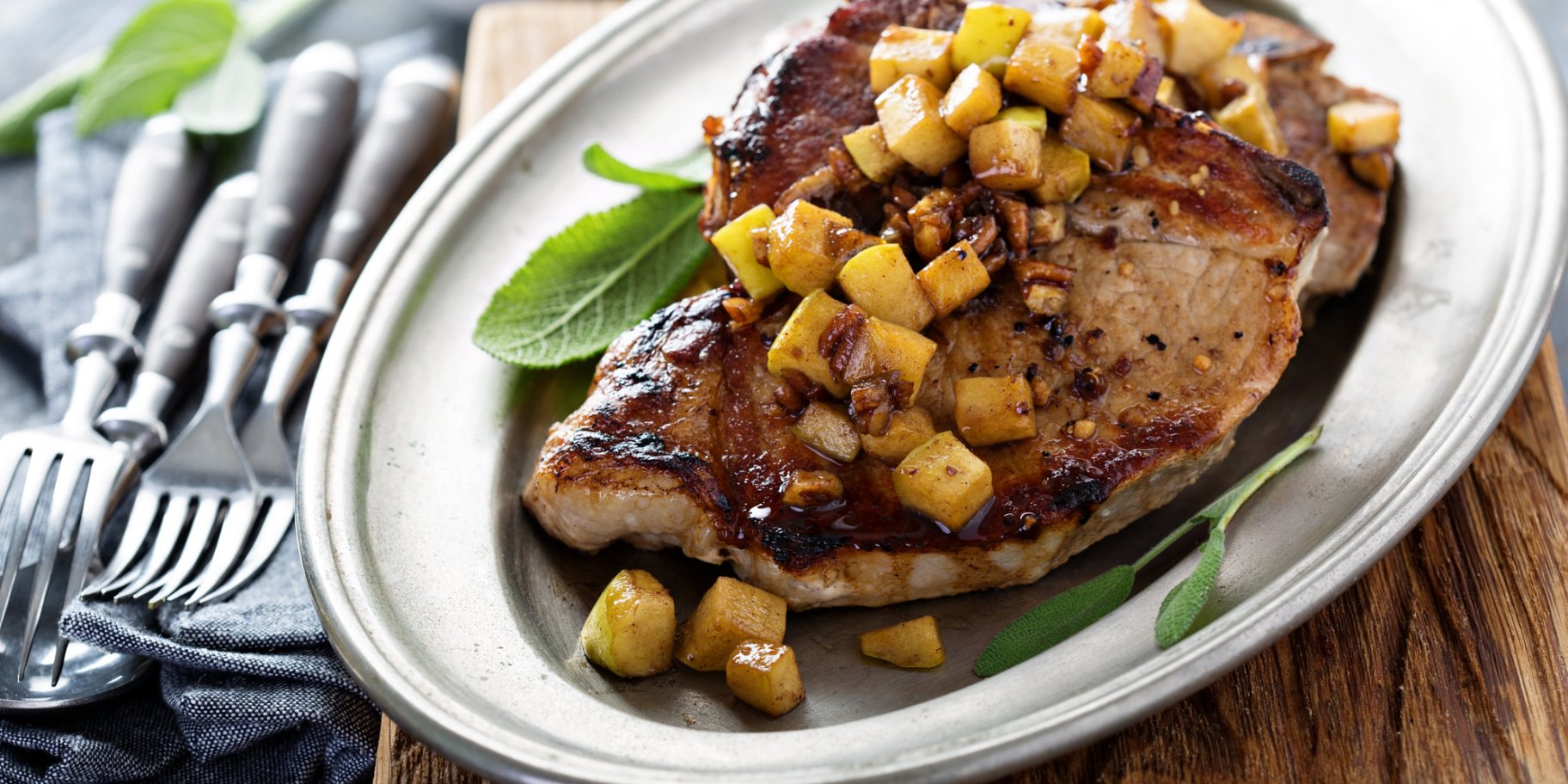 Свиные отбивные с яблоками