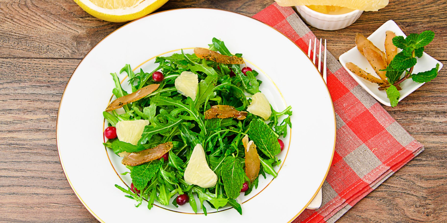 Салат із козячого сиру, руколи та гранатових зерен