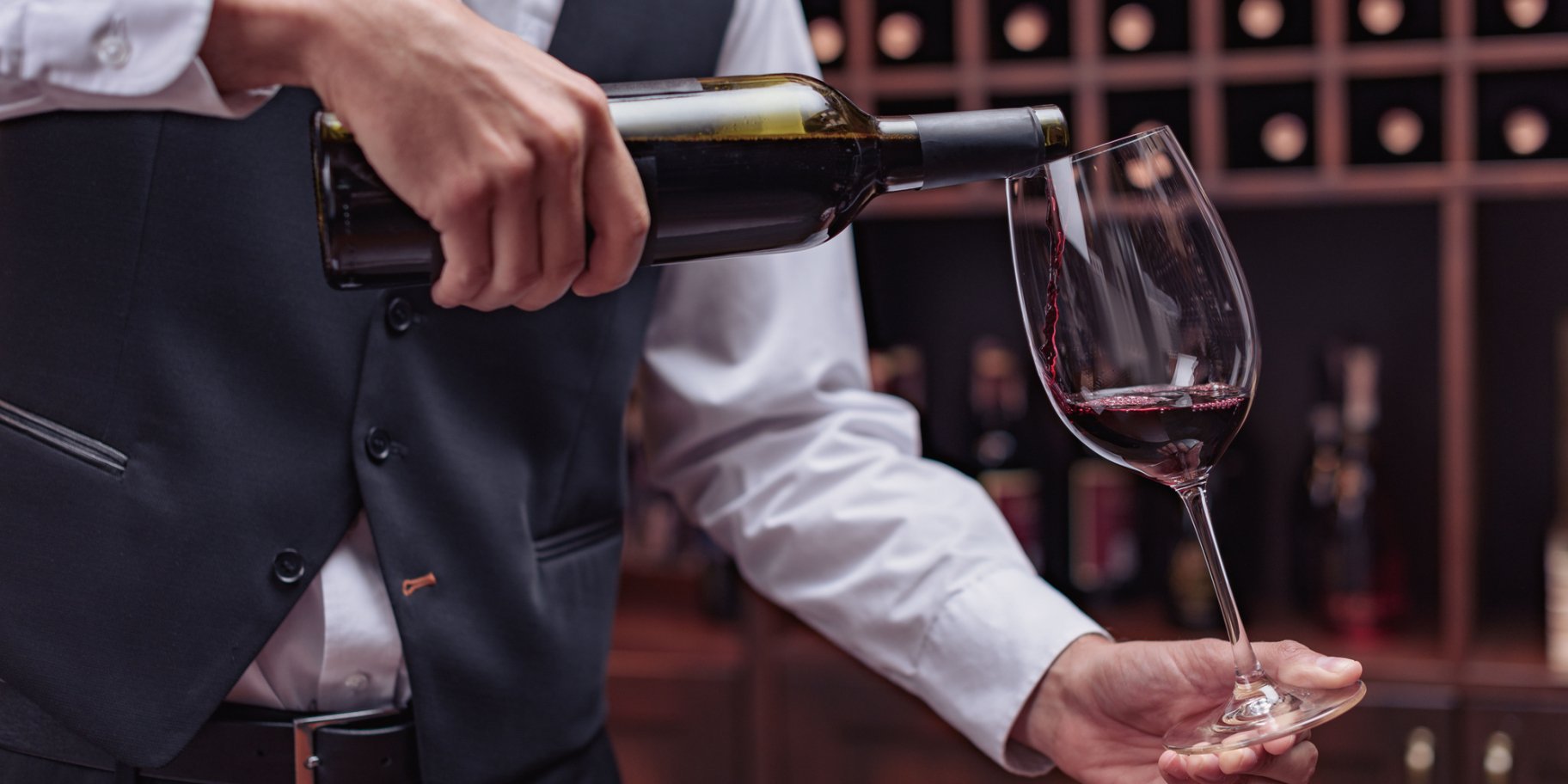 Сомелье разливает вино