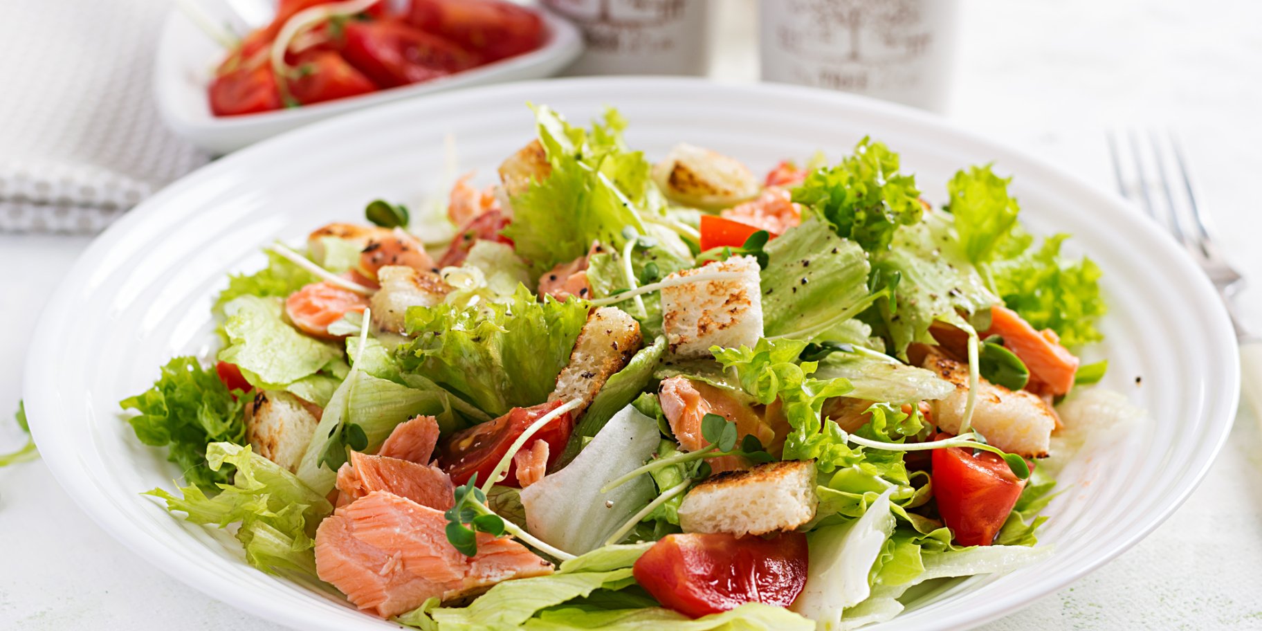 Салат с копченым лососем и помидорами черри: рецепт