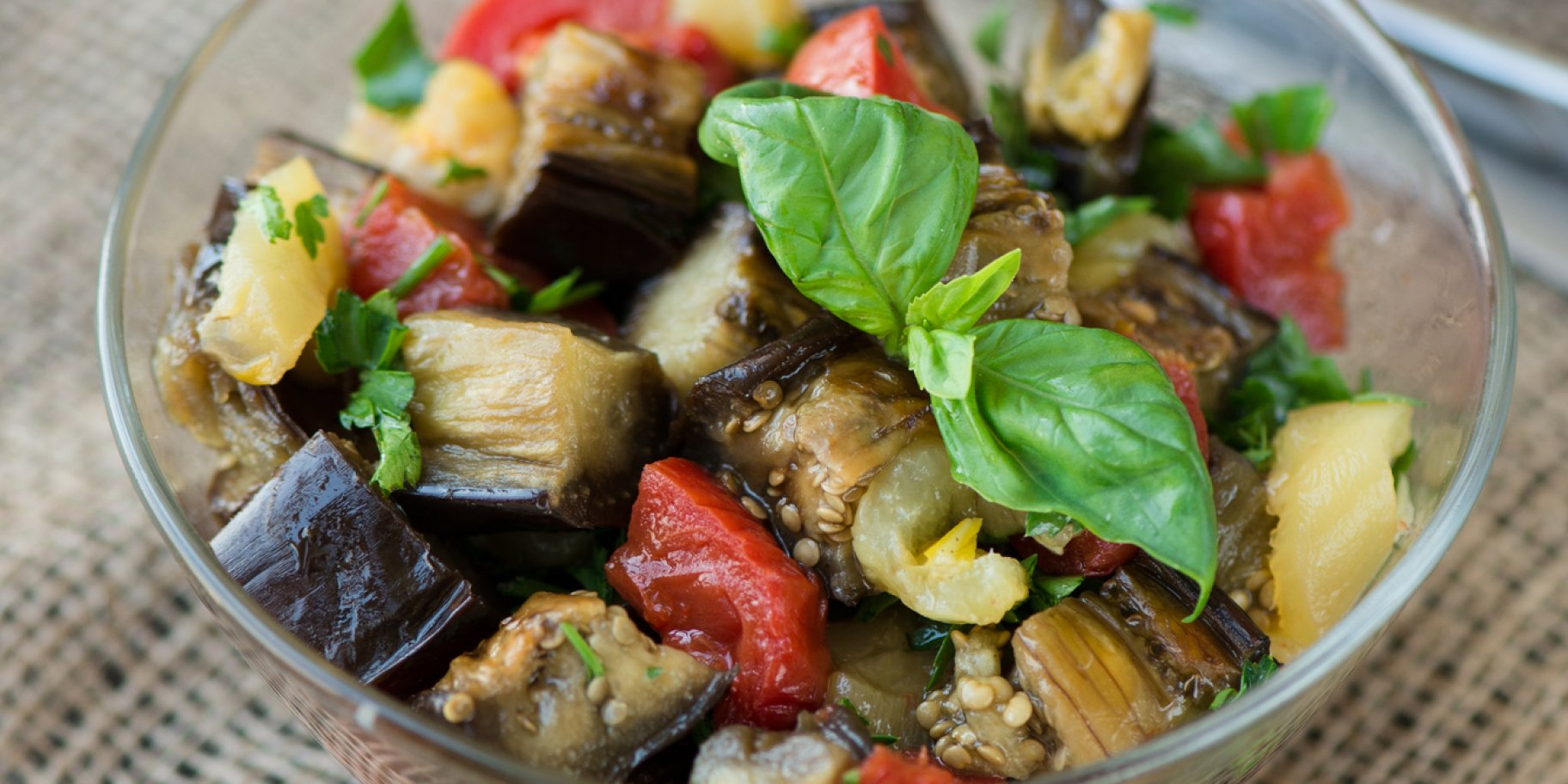 Салат з баклажанів, курятини і овочів