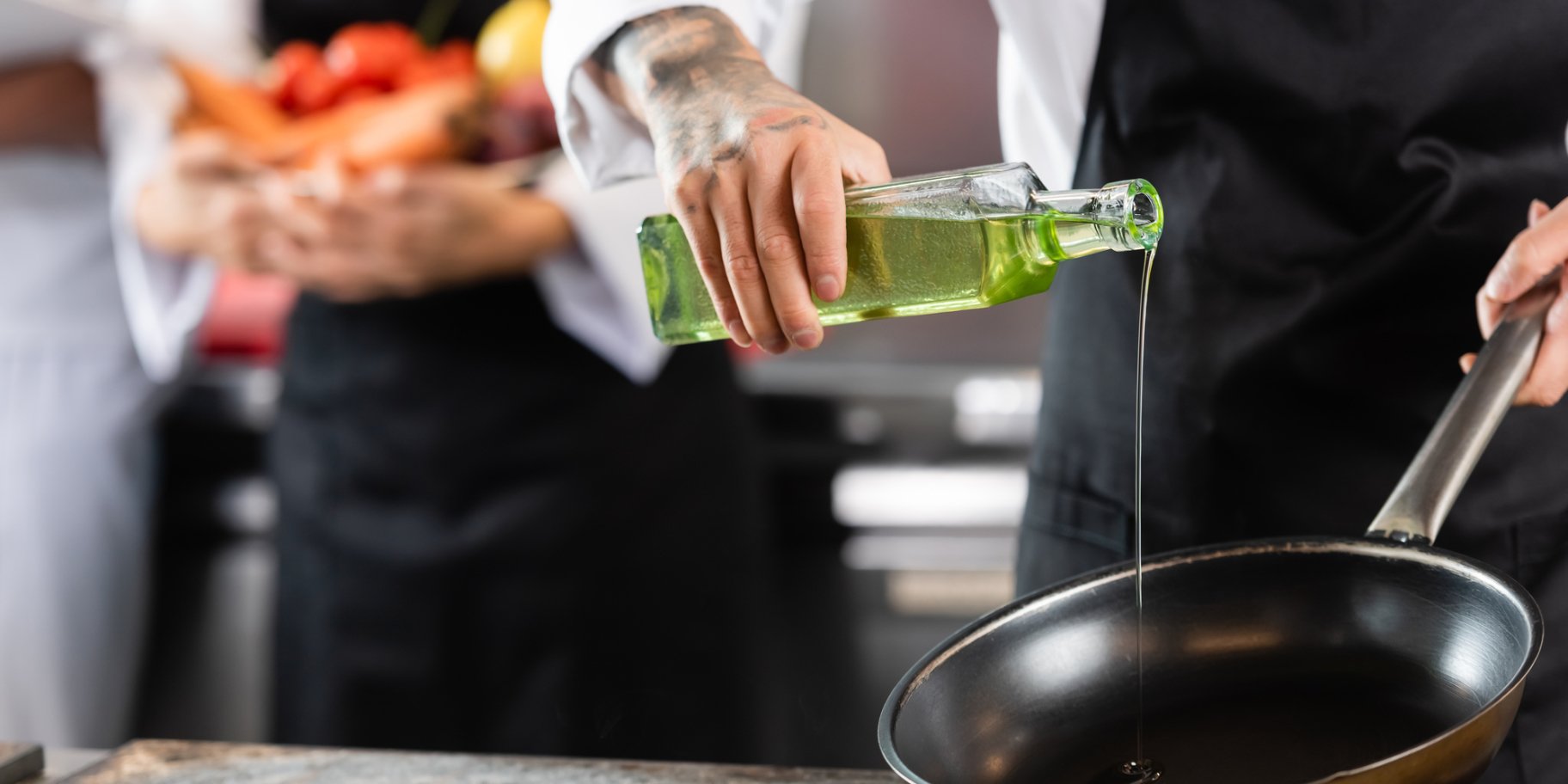 Людина наливає олію