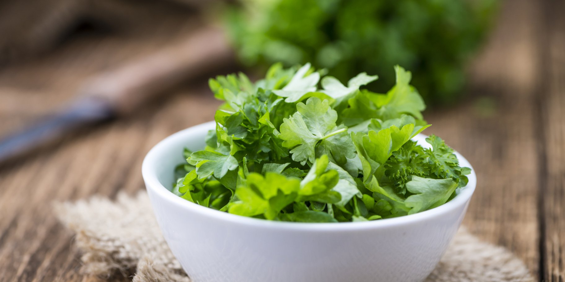 миска з петрушкою