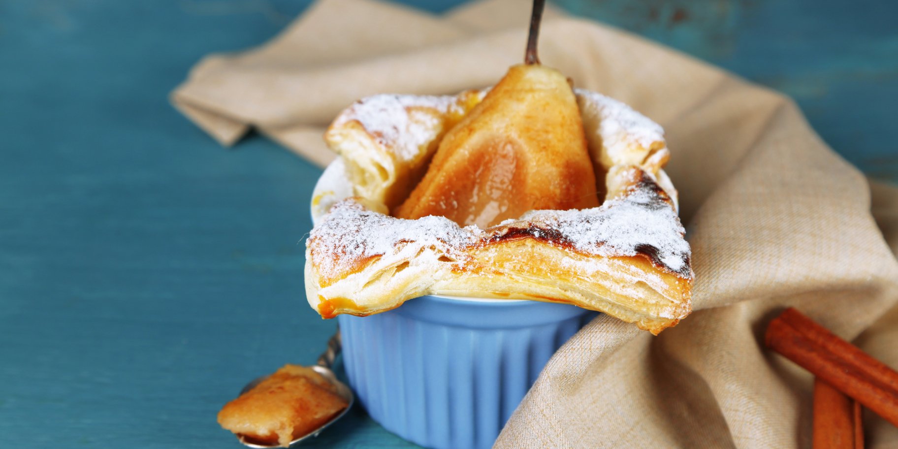 Груші у листковому тісті з соусом