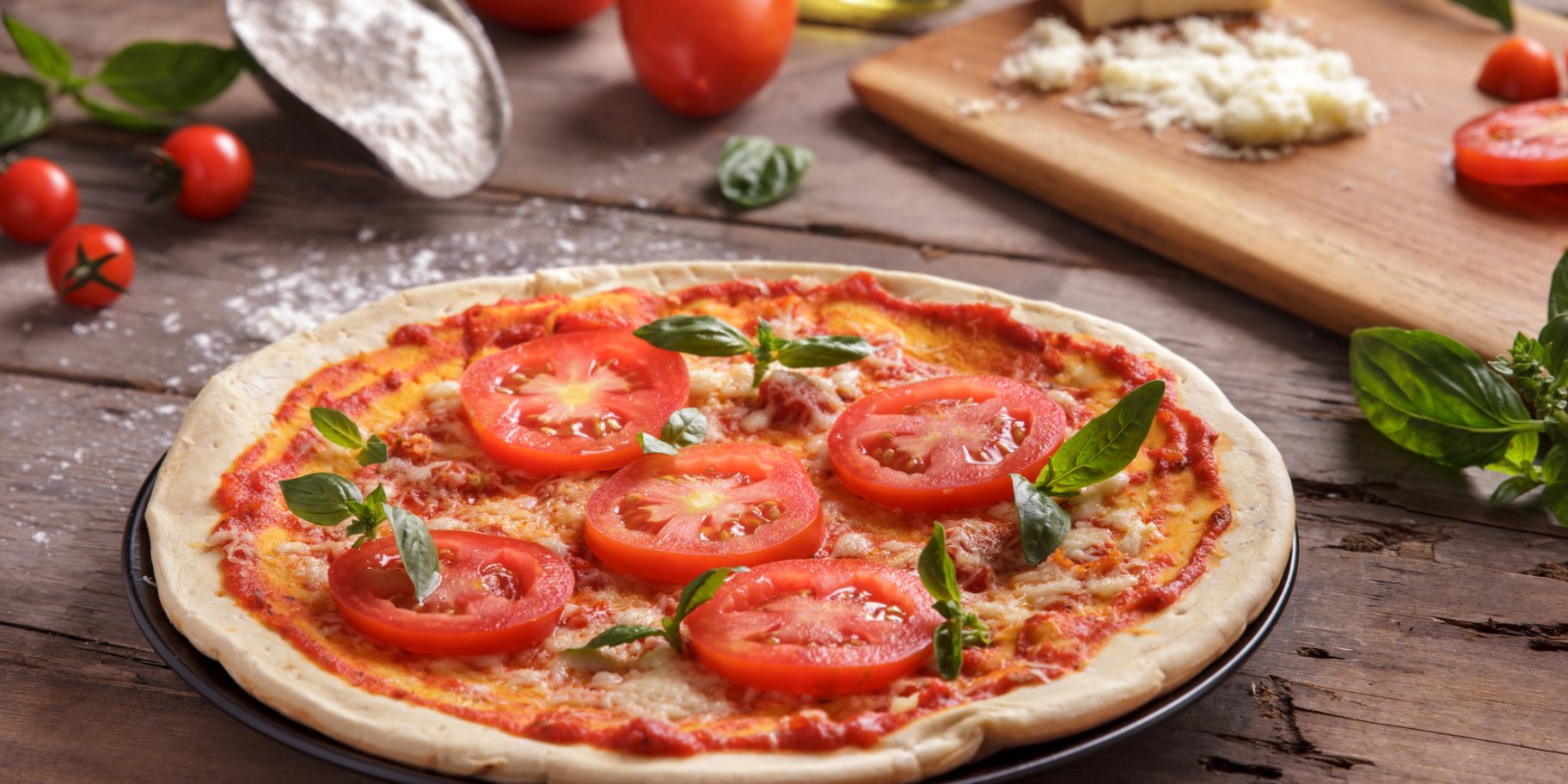 Пицца на лаваше с колбасой