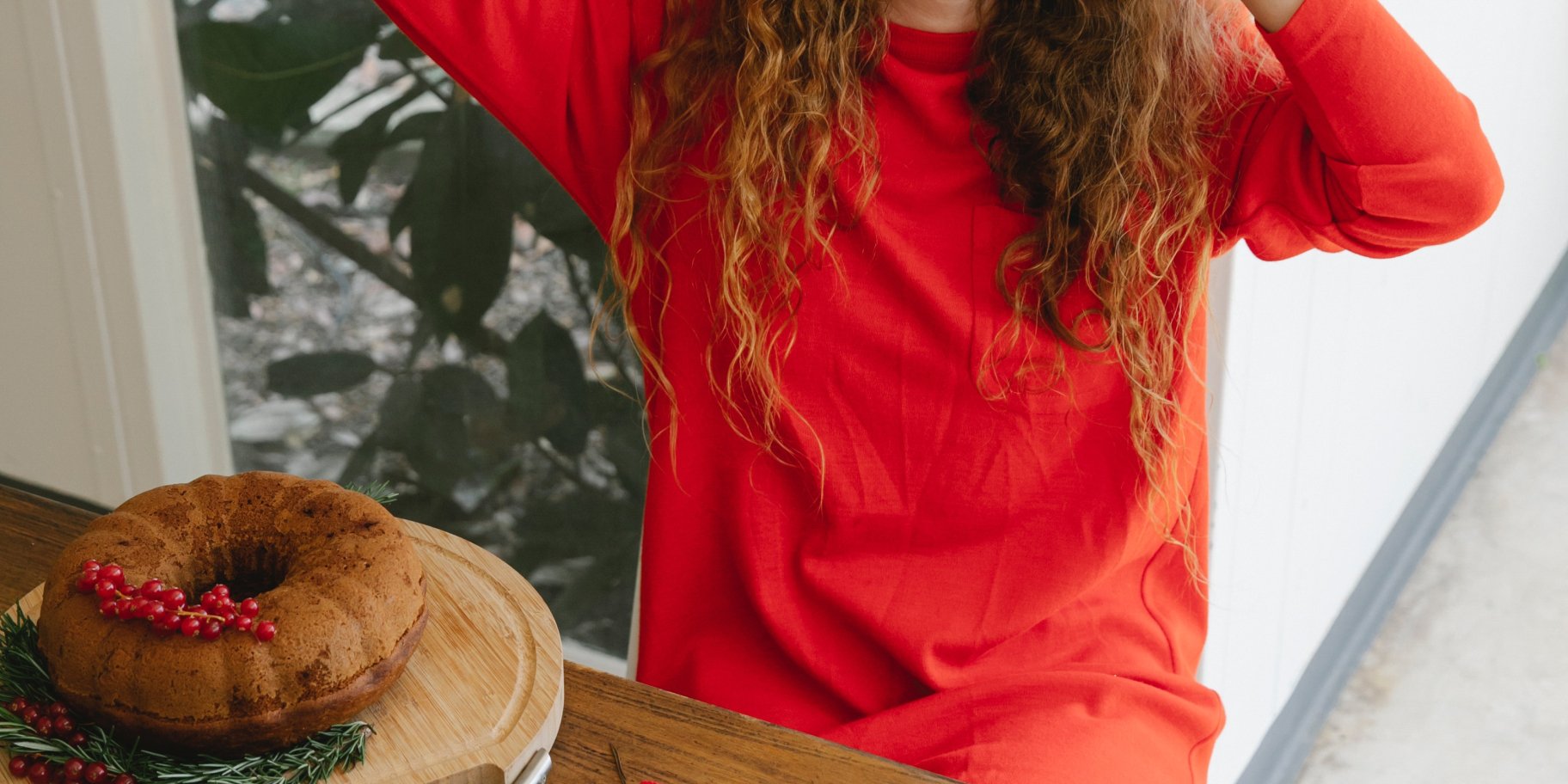 Жінка за святковим столом