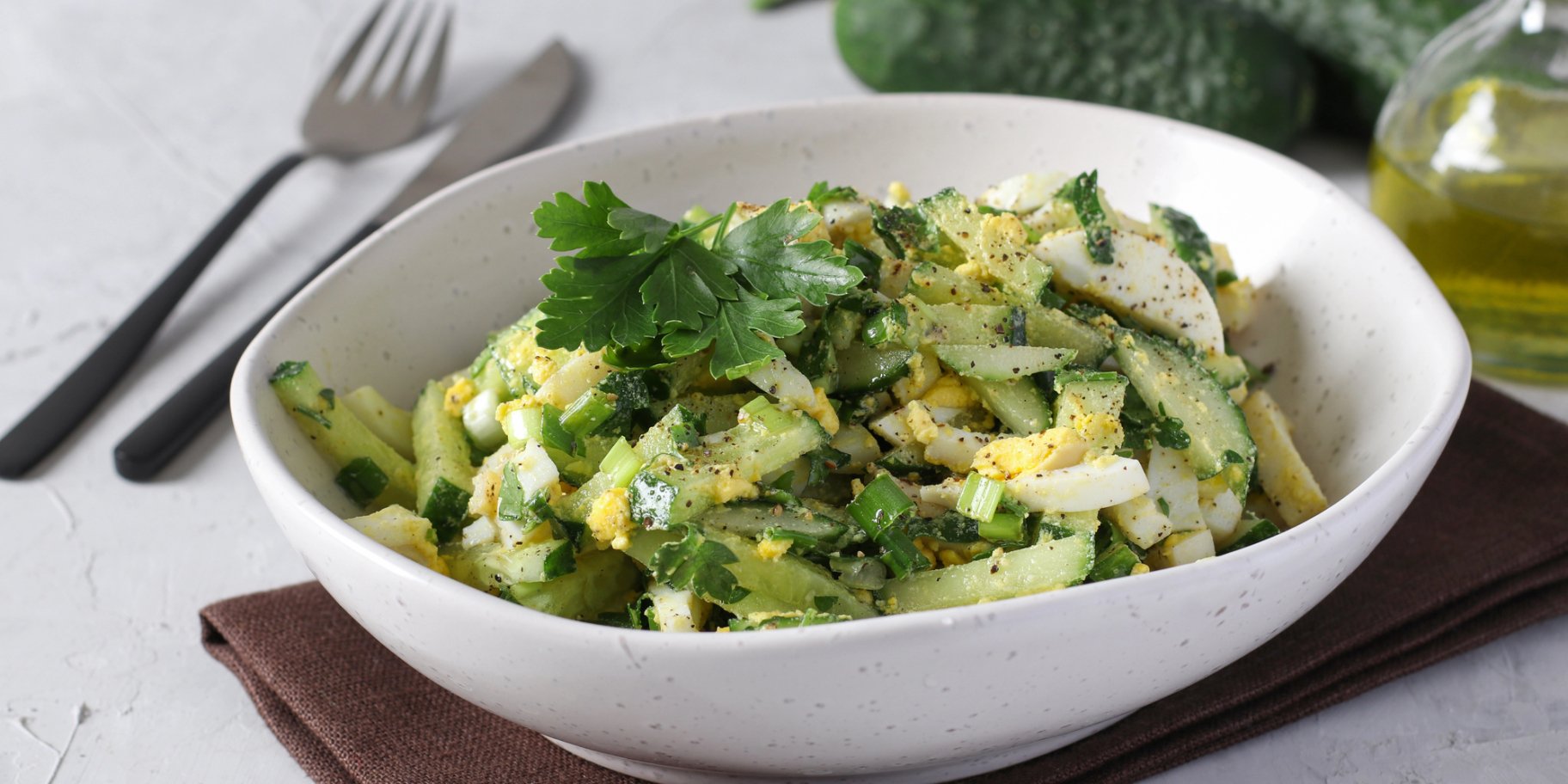 Салат з огірка, яєць і цибулі