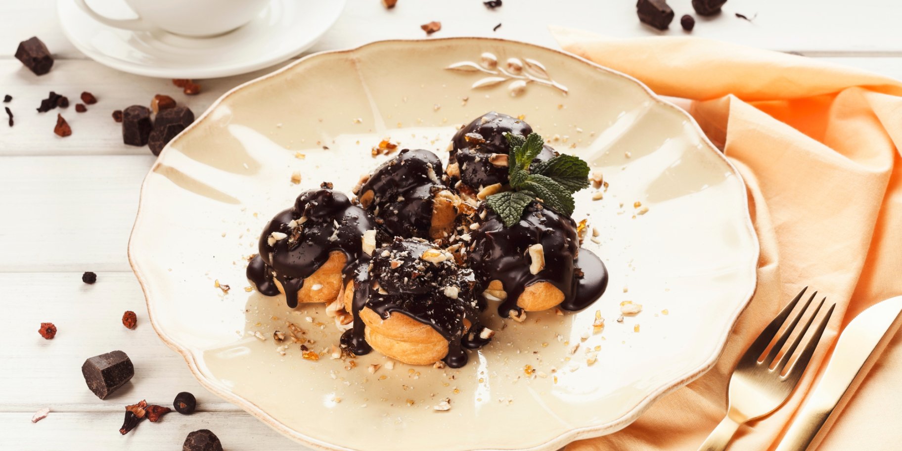 Профітролі з шоколадною глазур'ю