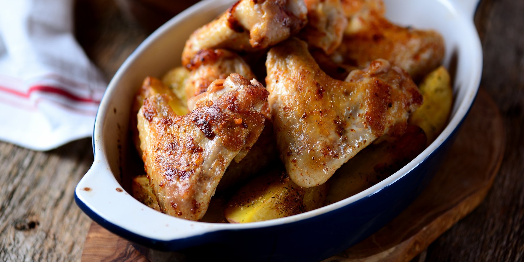 Запечені крильця з картоплею