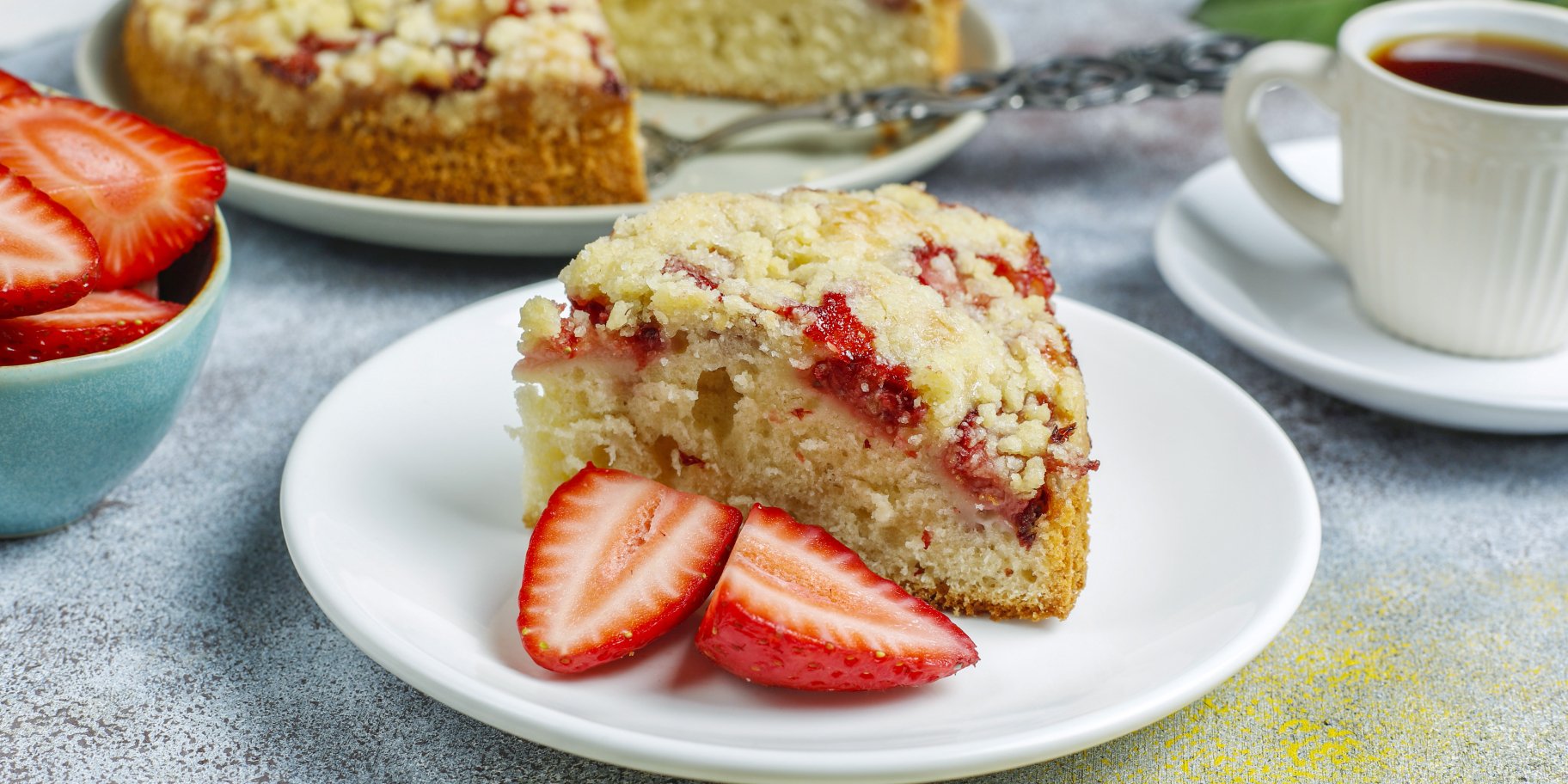 Йогуртовий торт із лимоном і ревенем