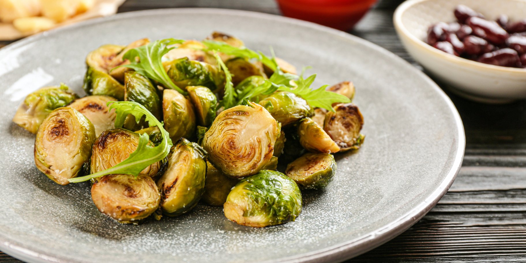 Половинки брюссельської капусти